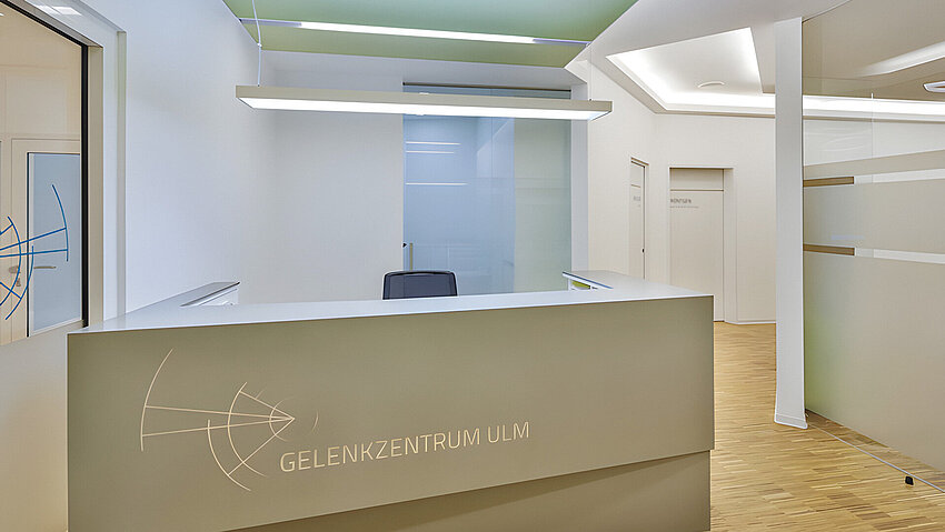 Rezeptionstresen mit Schriftzug Gelenkzentrum Ulm