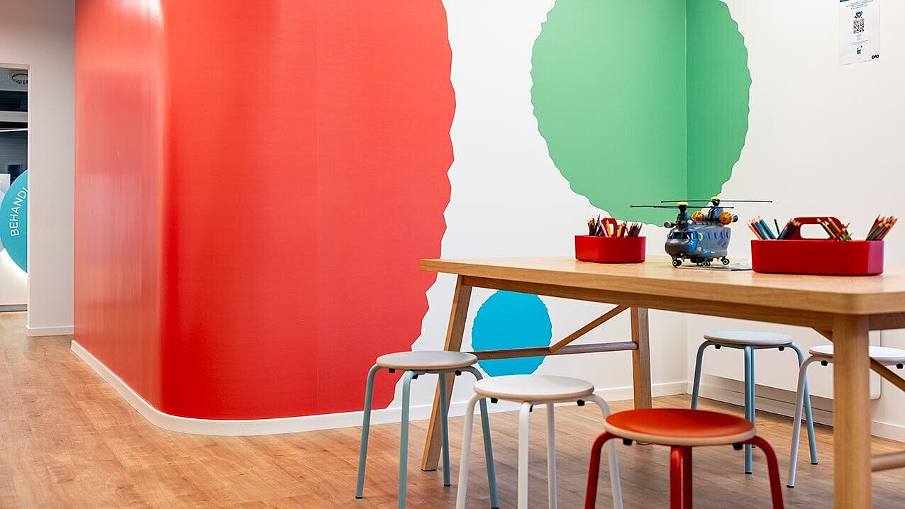 Tisch mit Spielzeug für Kinder