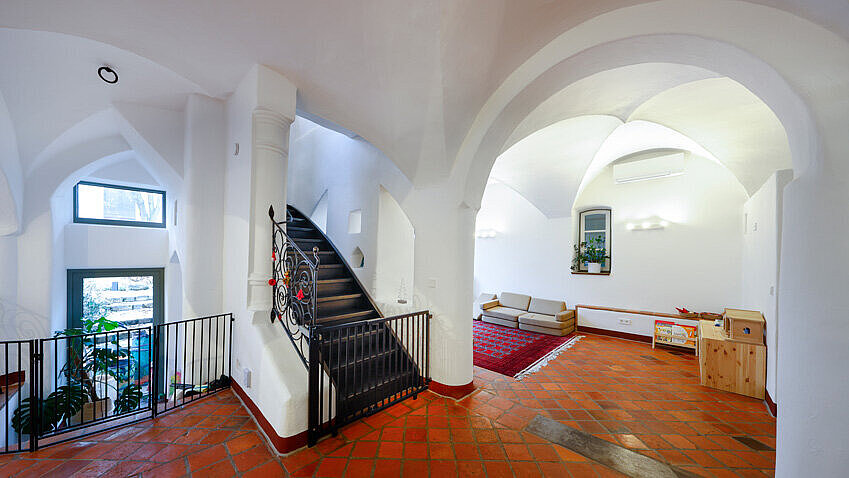 Wohnraum mit Treppe ins Obergeschoss