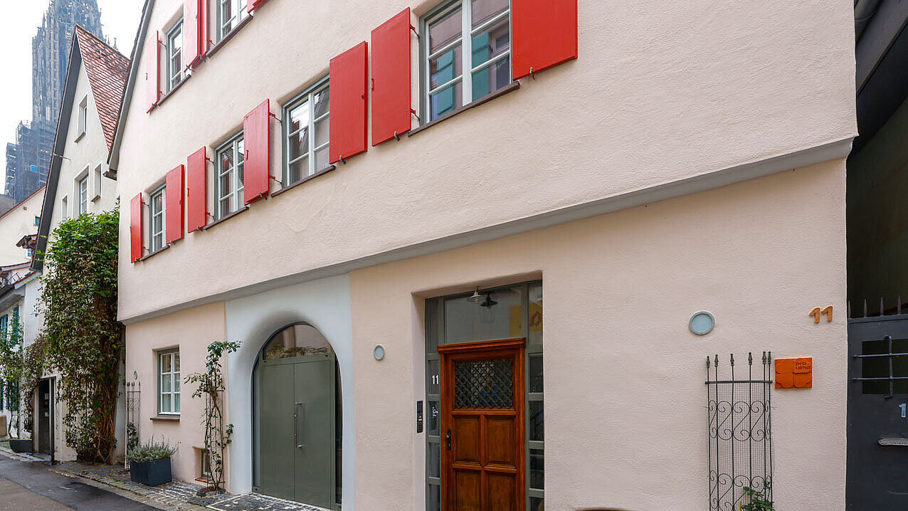 Außenansicht der sanierten Rabengasse nähe Ulmer Münster