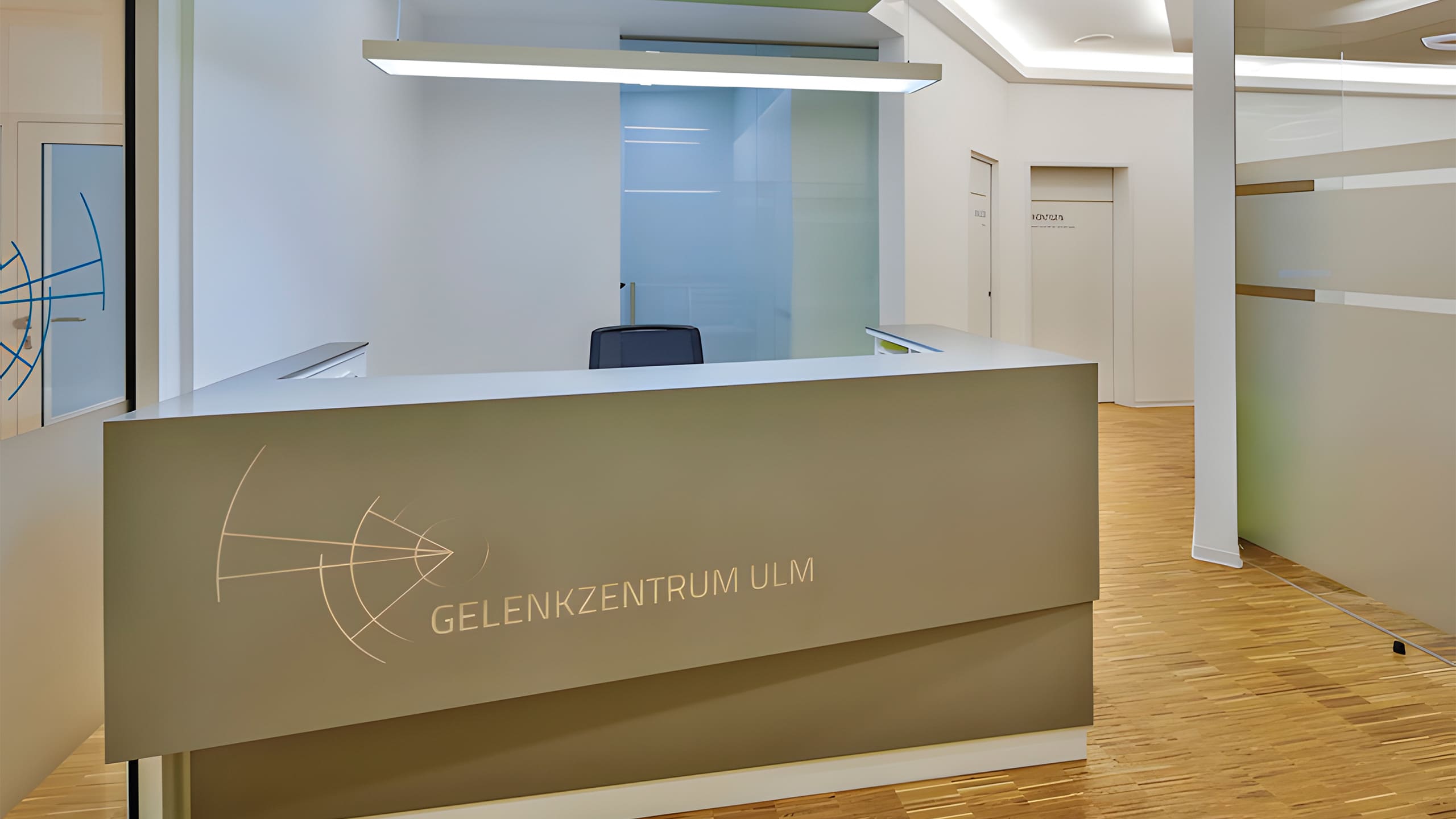 Empfangstheke mit beleuchtetem Schriftzug Gelenkzentrum Ulm
